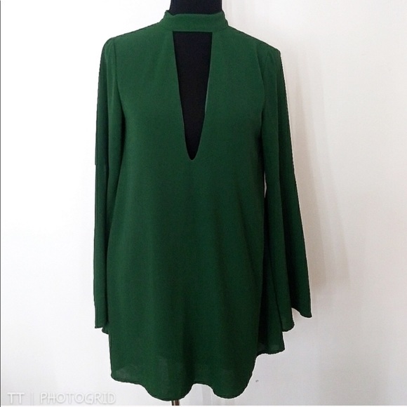 Lulu’s emerald green plunge neck homecoming dress - Picture 2 of 8